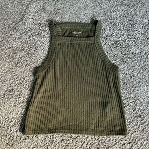 Junior’s Olive Green Ribbed Knit Crop Tank Size XS
